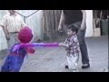 Para el niño la piñata parece un Spiderman real